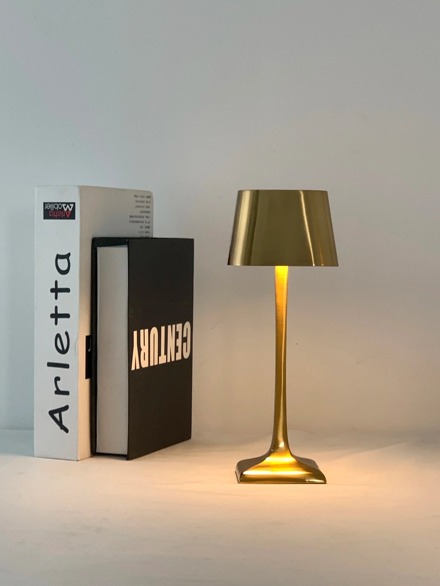 Lampe de Table USB – Élégant Luminaire LED au Design Carré pour Bureau et Maison