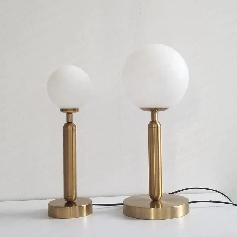 Lampe de Table LED Moderne – Finition en Laiton de Haute Qualité & Lumière Ambiance