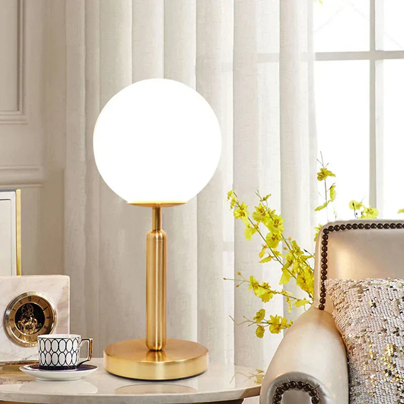 Lampe de Table LED Moderne – Finition en Laiton de Haute Qualité & Lumière Ambiance