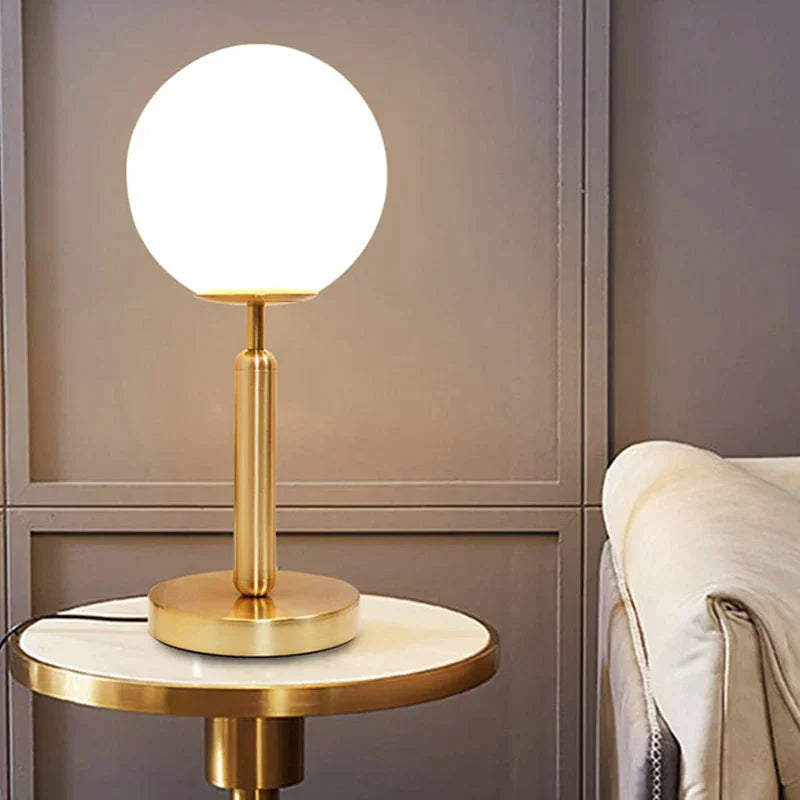 Lampe de Table LED Moderne – Finition en Laiton de Haute Qualité & Lumière Ambiance